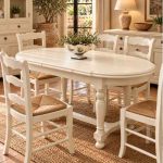 mesa rústica extensible con sillas blancas