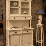 vitrina rústica blanca de 4 puertas y 2 cajones mueblestilo