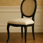 silla tapizada isabelina con respaldo de rejilla marca mueblestilo