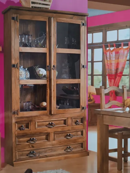 vitrina de dos puertas jalisco con 6 cajones madera maciza mueblestilo