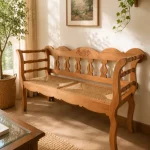 banco de madera rústico torneado con asientos de enea natural
